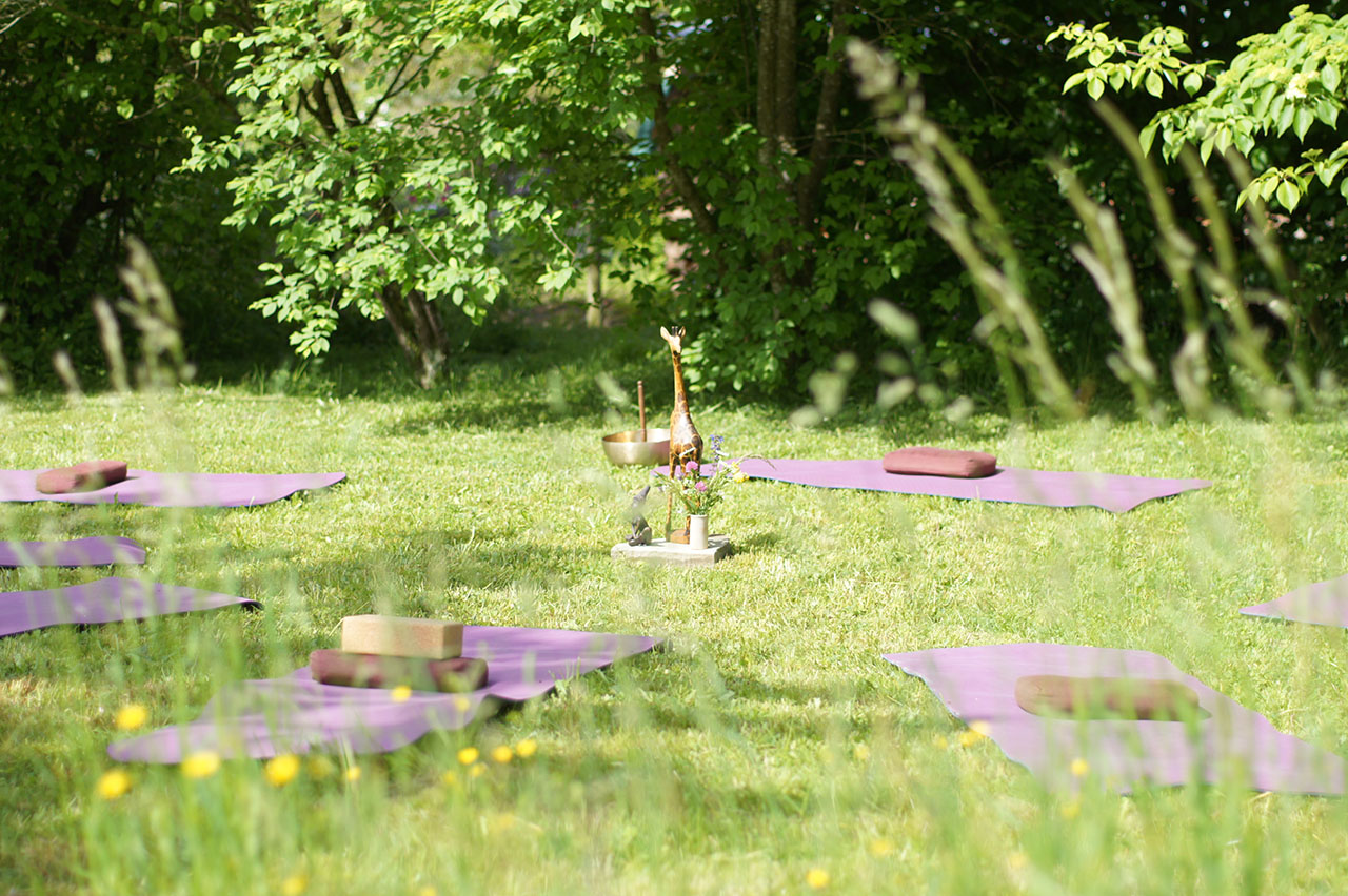 Lützelhuus Yoga im Garten mit Giraffe 05-2023
